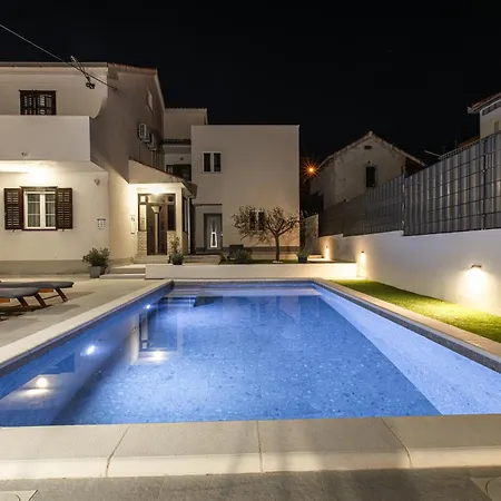 Holiday home Poolhouse Domus Solin