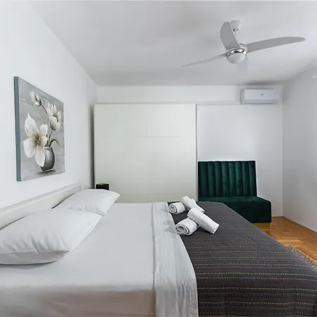 Poolhouse Domus Casa de Férias Solin