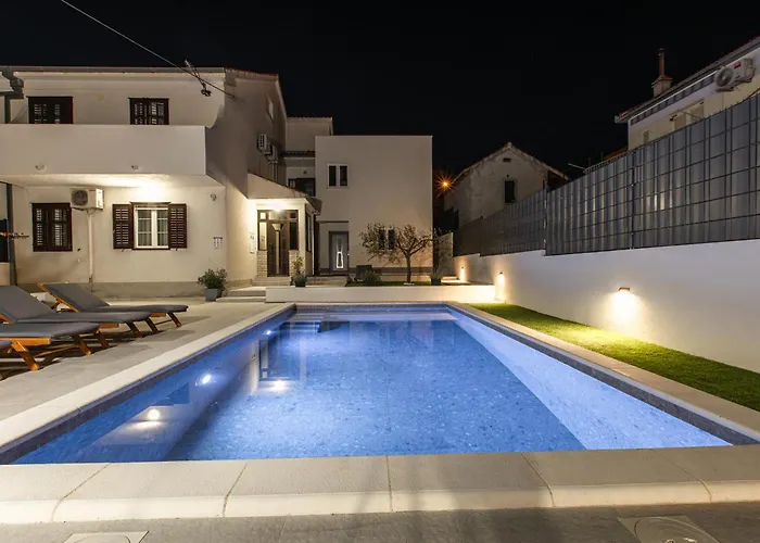 Semesterbostad Poolhouse Domus Solin