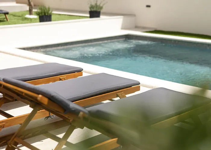 Poolhouse Domus Semesterbostad Solin