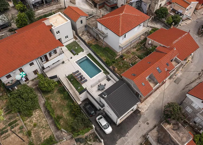 Semesterbostad Poolhouse Domus